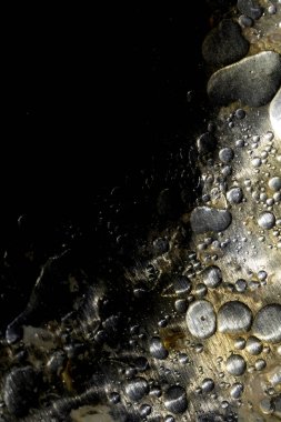 Kaynayan yağlara ve yağlı ızgara soyut yiyeceklere yakın durun.