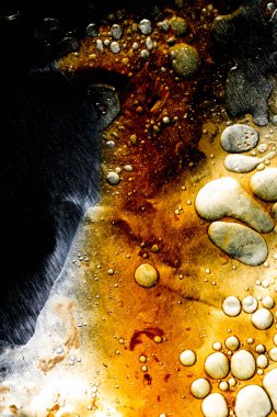 Kaynayan yağlara ve yağlı ızgara soyut yiyeceklere yakın durun.