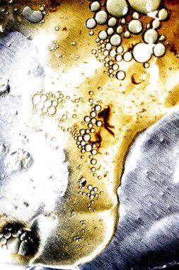 Kaynayan yağlara ve yağlı ızgara soyut yiyeceklere yakın durun.