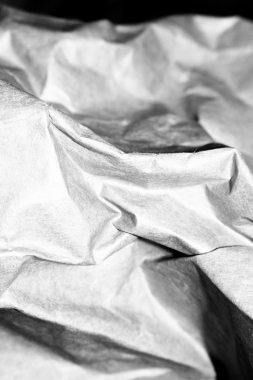 Soyut grunge siyah ve beyaz sıkıntılı doku buruşmuş kağıt kaplama arka plan