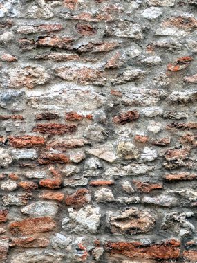 Dışarıdaki eskimiş tuğlaları koyu kırmızılar içinde kapatın.