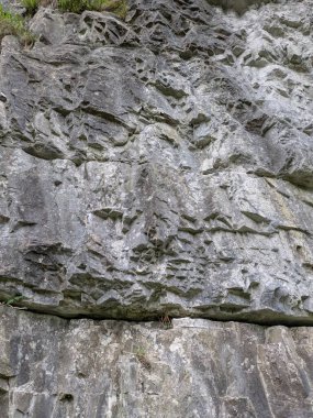 Taşlar ve tepelerle Ağır Hava Uçurumları