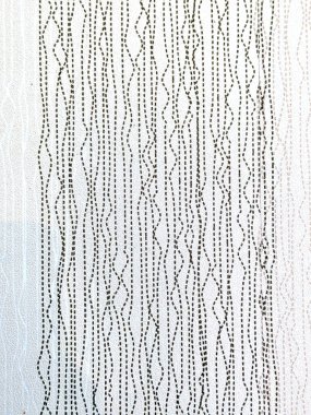 Beyaz arkaplanda sallanan ince çizgiler