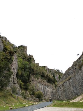 Uzun kayalıklar, pürüzsüz kayalar ve kaya vadileri İngiltere 'de berrak gökyüzü ile kaplı dağlar.