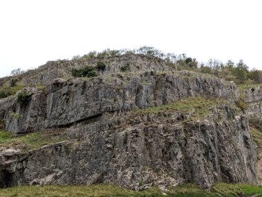 Uzun kayalıklar, pürüzsüz kayalar ve kaya vadileri İngiltere 'de berrak gökyüzü ile kaplı dağlar.