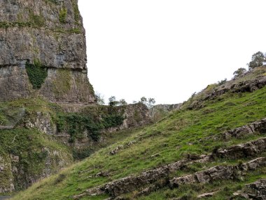 Uzun kayalıklar, pürüzsüz kayalar ve kaya vadileri İngiltere 'de berrak gökyüzü ile kaplı dağlar.