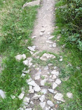 Uzun kayalıklar, pürüzsüz kayalar ve kaya vadileri İngiltere 'de berrak gökyüzü ile kaplı dağlar.