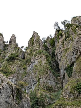 Uzun kayalıklar, pürüzsüz kayalar ve kaya vadileri İngiltere 'de berrak gökyüzü ile kaplı dağlar.
