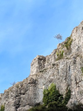 Uzun kayalıklar, pürüzsüz kayalar ve kaya vadileri İngiltere 'de berrak gökyüzü ile kaplı dağlar.