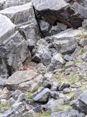 Uzun kayalıklar, pürüzsüz kayalar ve kaya vadileri İngiltere 'de berrak gökyüzü ile kaplı dağlar.