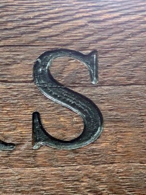 Sıkıntılı Durum Tipografisi ile Yazılan Sözcükler Fidye Harfi S Bulundu