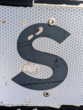 Sıkıntılı Durum Tipografisi ile Yazılan Sözcükler Fidye Harfi S Bulundu