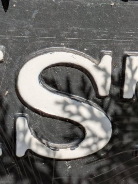 Sıkıntılı Durum Tipografisi ile Yazılan Sözcükler Fidye Harfi S Bulundu