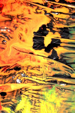 Siyah plastik arka plan soyut arkaplan üzerine ıslak akrilik renkli boya sıçraması