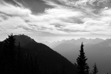 Banff, Kanada 'nın Alberta kentinin göz kamaştırıcı manzaraları arasında yer alan pitoresk bir kasabadır. Doğal güzelliği, doğa gezisi ve kayak gibi açık hava maceralarıyla birleşince Banff 'ı doğa meraklıları için çok rağbet gören bir yer haline getiriyor..