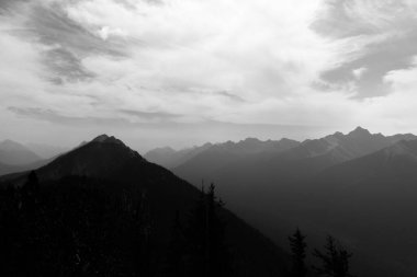 Banff, Kanada 'nın Alberta kentinin göz kamaştırıcı manzaraları arasında yer alan pitoresk bir kasabadır. Doğal güzelliği, doğa gezisi ve kayak gibi açık hava maceralarıyla birleşince Banff 'ı doğa meraklıları için çok rağbet gören bir yer haline getiriyor..