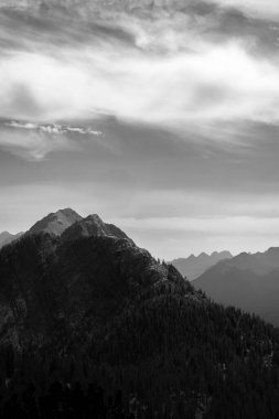 Banff, Kanada 'nın Alberta kentinin göz kamaştırıcı manzaraları arasında yer alan pitoresk bir kasabadır. Doğal güzelliği, doğa gezisi ve kayak gibi açık hava maceralarıyla birleşince Banff 'ı doğa meraklıları için çok rağbet gören bir yer haline getiriyor..