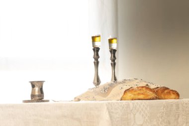Şabat resmi - zeytin yağı, gümüş kiraz çiçeği kabı ve tebeşir ile aydınlatılmış gümüş şamdanlar