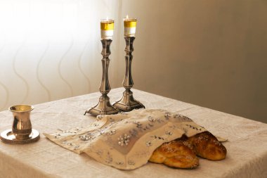 Şabat resmi - zeytin yağı, gümüş kiraz çiçeği kabı ve tebeşir ile aydınlatılmış gümüş şamdanlar