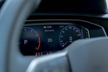 Benzin ikonlarını gösteren modern SUV LED gösterge paneli