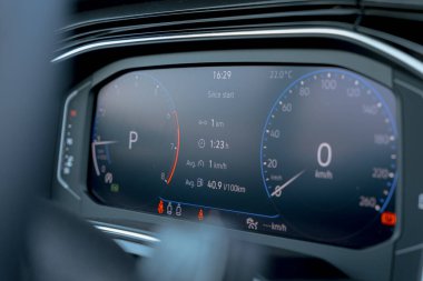 Yakıt tüketimi ve sürüş zamanını gösteren simgelerle modern SUV LED gösterge paneli
