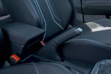 Arka planda koltukları olan modern SUV el freni