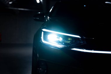 Yeşil modern SUV yakın, LED far, karanlık gece arkaplan