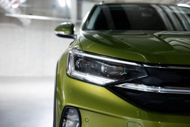 Yeşil modern SUV, yakın plan, LED far