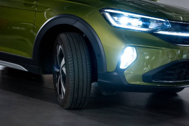 Yeşil modern SUV yakın, LED farlar, sis ışıkları