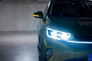 Yeşil modern SUV, yakın çekim, LED farlar, ayna ışığı