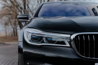 Modern lüks araba önü, far ve ızgarayı kapatın.