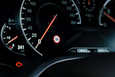 Modern araba LED gösterge panelini trafik işareti simgeleriyle kapat