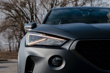 Göstergeli modern spor SUV far.