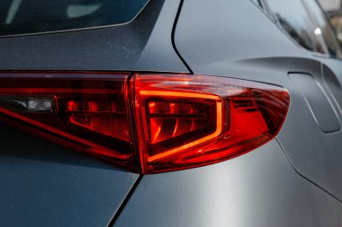Modern spor SUV sonbahar tatili, gün ışığı