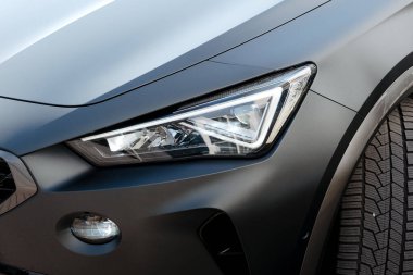 Modern spor SUV far.