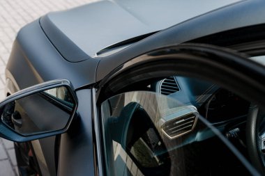 Modern spor SUV penceresi açık 