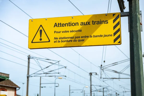 Señalización Amarilla Plataforma Una Estación Cuidado Con Los Trenes Pont — Foto de Stock