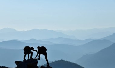 Zorlu bir tırmanıştan sonra takım arkadaşlarının neşesi