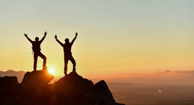 İki Arkadaş Muhteşem Manzarayı İzliyor