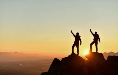 Zirveden Güneşi Selamlayan Dostlar