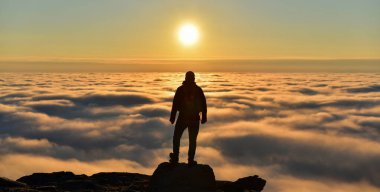 Günbatımının Görkemli Manzarasını İzleyen Adam