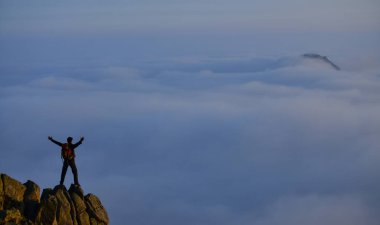 Genç Dağcı Büyük Manzarayı Zirveden İzliyor