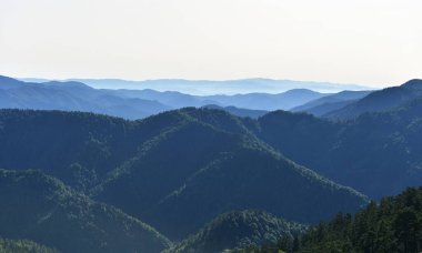 Gün batımında dağ siluetleri