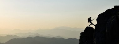 Man Rock İple Tırmanıyor