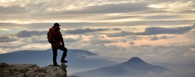 Muhteşem Manzarayı İzleyen Genç Adam