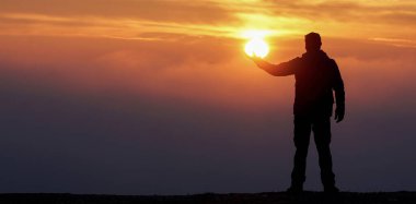        Genç adam zirveden güneşin doğuşunu izliyor.                        