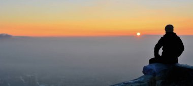 Gündoğumunu izleyen Yalnız Adam