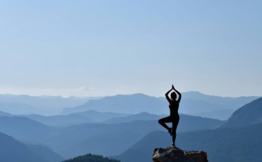 Yoga yapan genç bir kadın.