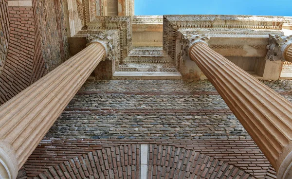 Antik Roma döneminden kalma Sardes şehrinin kalıntıları inşa ediliyor.