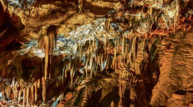 Mağara oluşumlarının muhteşem sarkıtları